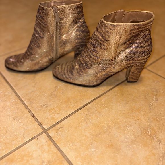 Gorgeous Sparkly Gold Boots with Light Tiger Print, Ladies 7.5 - Picture 5 of 8